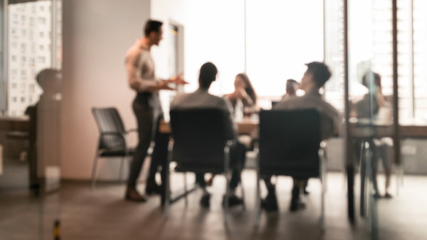Belysning är en viktig del för att skapa dynamisk och kreativ atmosfär i offentliga kontor. Innovativ belysning med kvalitets ljus som inte bländar och som samtidigt sänker er årliga energiförbrukningen och skapar avsevärda besparingar -Lampsson.com 